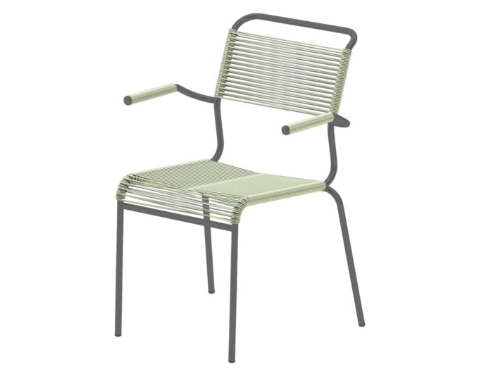 Eleganter Säntis Spaghetti-Gartenstuhl mit Armlehne, wetterfest, robust und nachhaltig. Schweizer Handwerkskunst, langlebige Materialien, ideal für Terrasse und Garten.