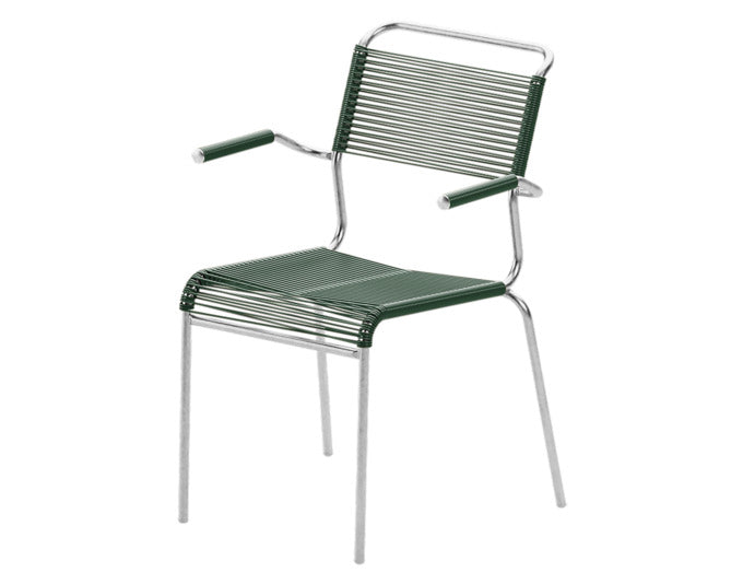 Eleganter Säntis Spaghetti-Gartenstuhl mit Armlehne, wetterfest, robust und nachhaltig. Schweizer Handwerkskunst, vielseitig kombinierbar und in modernen Farben erhältlich.