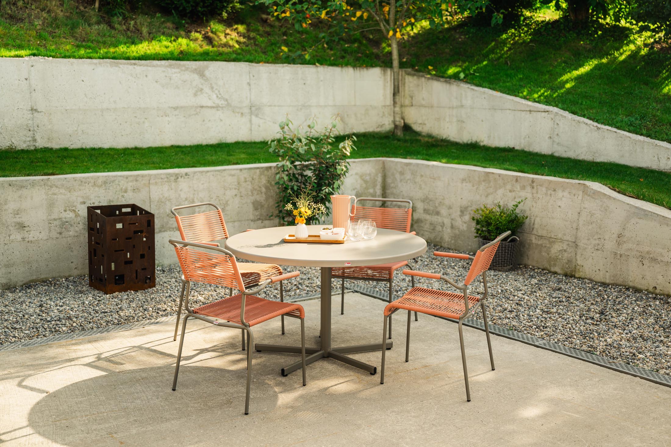 Eleganter Säntis Spaghetti-Gartenstuhl mit Armlehne, wetterfest, robust, nachhaltiges OceanYarn®, Schweizer Qualität, ideal für Terrasse und Garten.