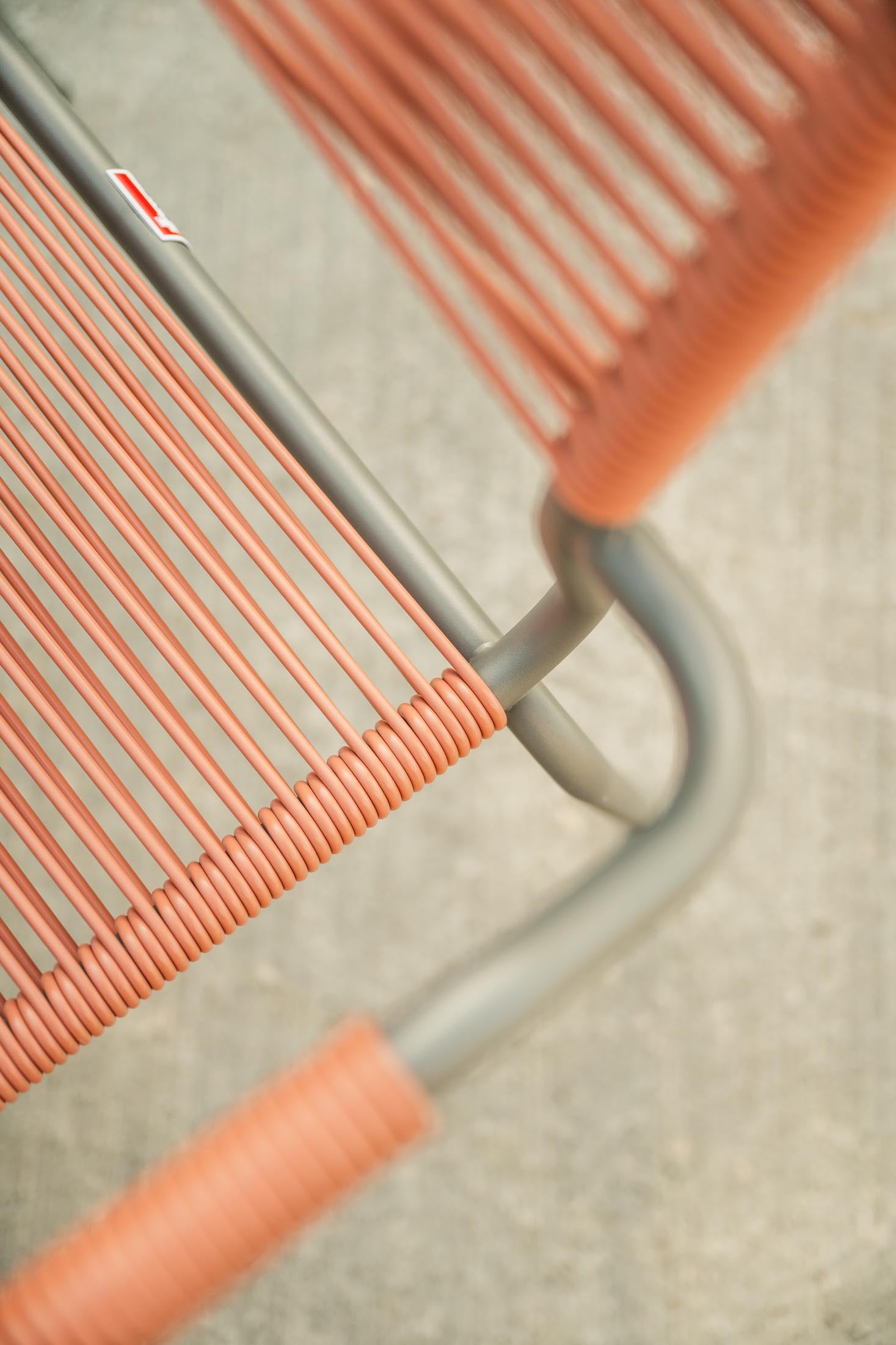 Säntis Spaghetti-Gartenstuhl mit Armlehne in Pastellterracotta präsentiert im Onlineshop von KAQTU Design AG. Gartenstuhl mit Armlehnen ist von Schaffner