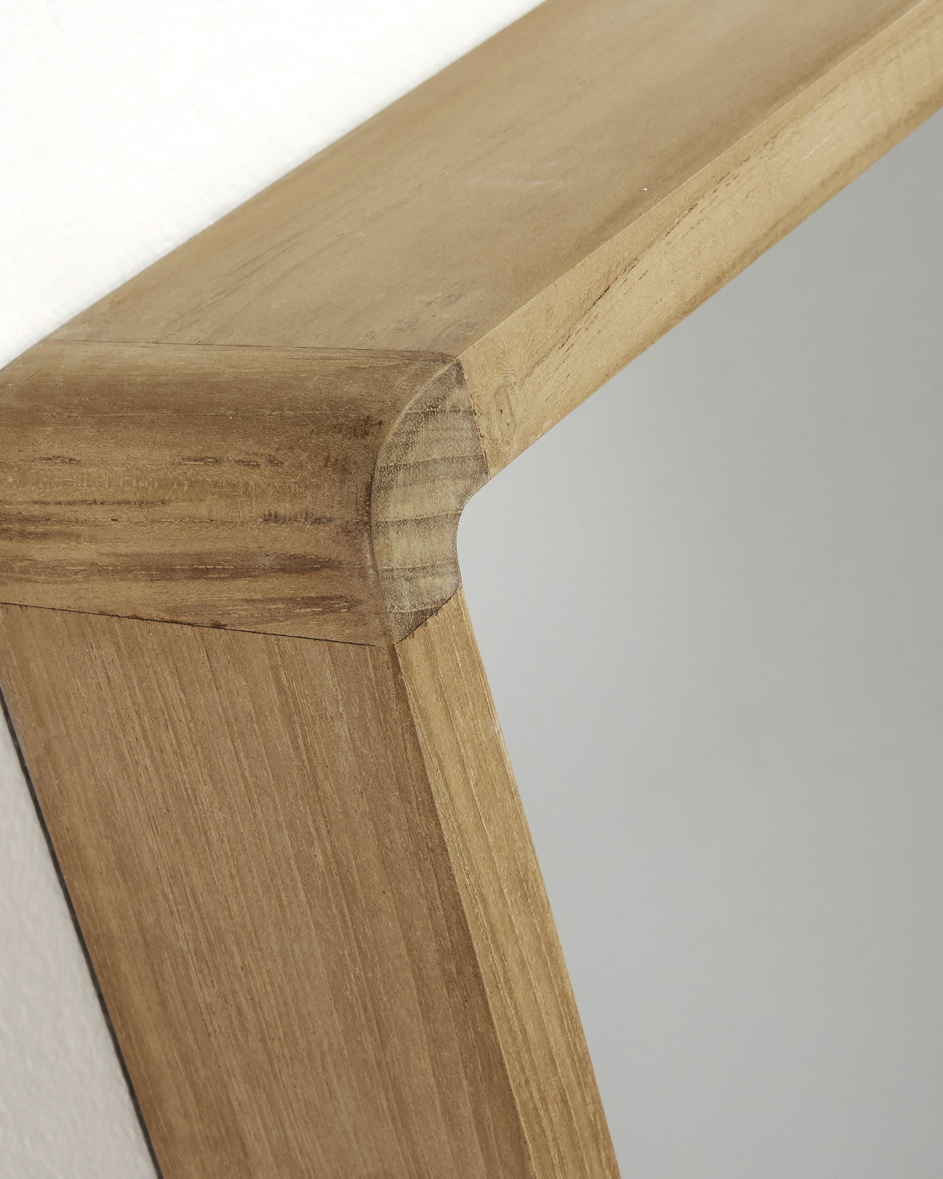 Stilvoller Kuveni Spiegel von Kave Home, 80 x 65 cm, aus robustem Teakholz, ideal für Badezimmer und Wohnräume, mit klarer Reflexion.