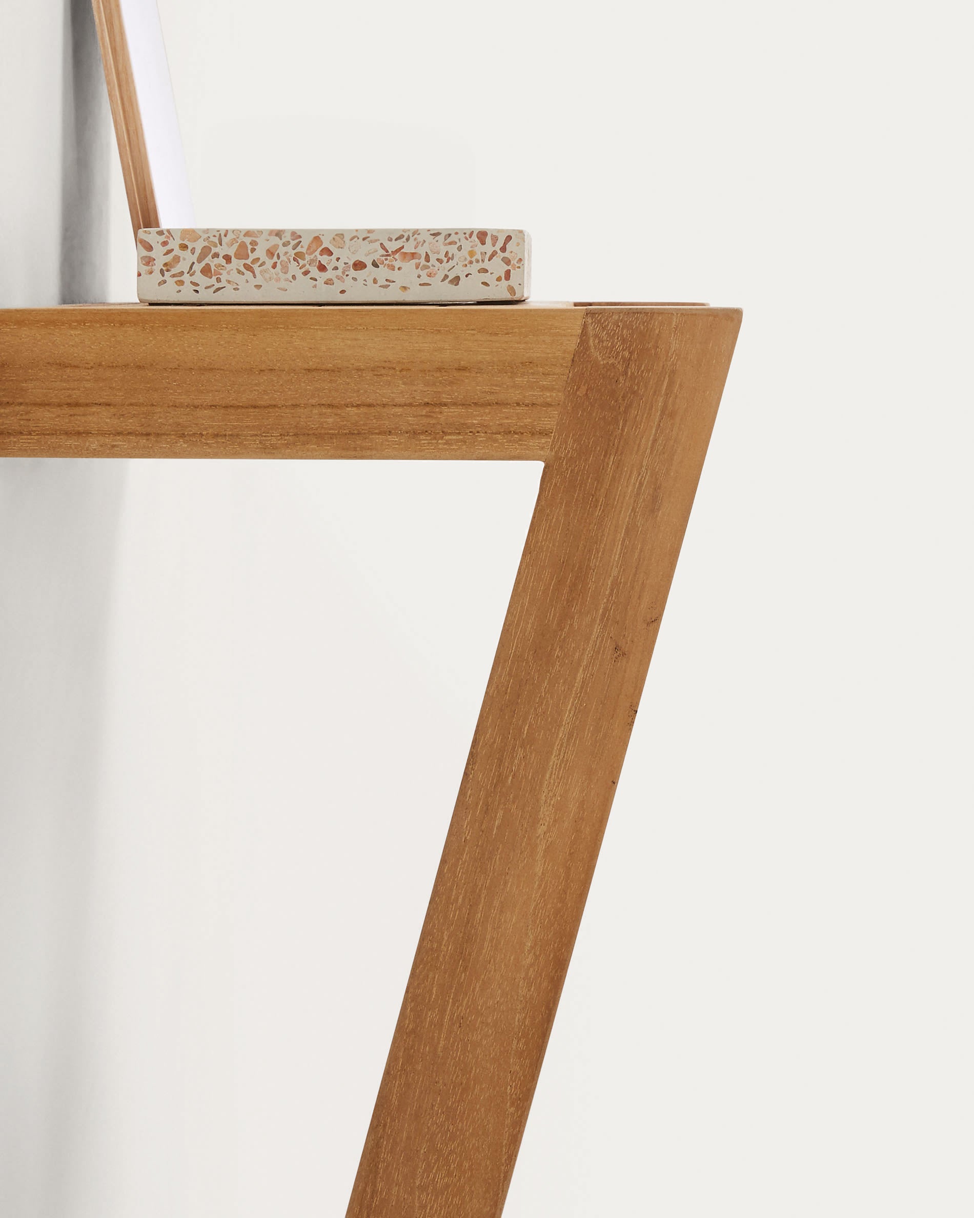 Entdecken Sie den Kuveni Handtuchhalter von Kave Home, 40 x 63 cm, aus hochwertigem Teakholz. Stilvoll, langlebig und ideal für jedes Badezimmer.