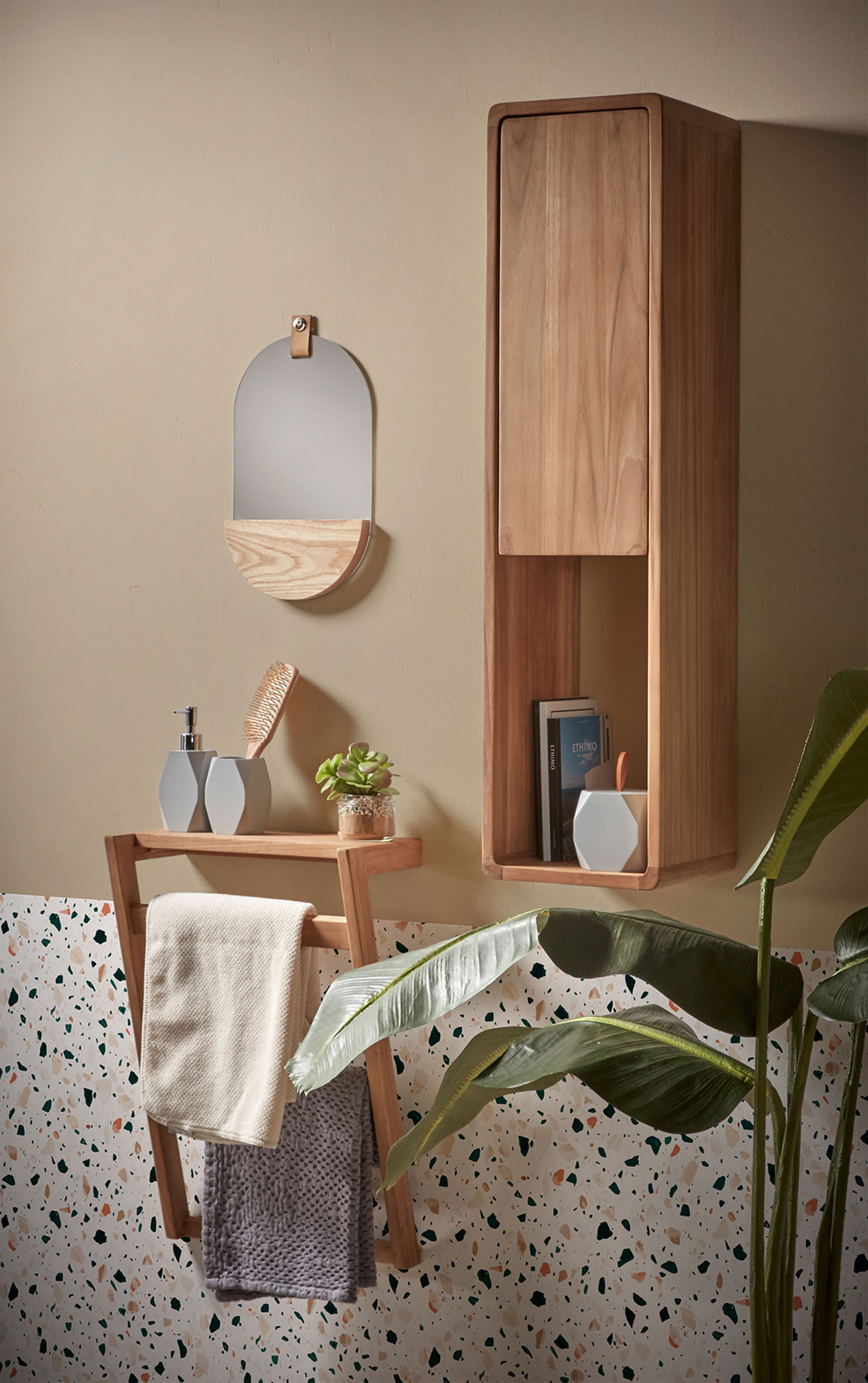 Eleganter Kuveni Handtuchhalter von Kave Home, 40x63 cm, perfekt für moderne Badezimmer, platzsparend und praktisch im Design.