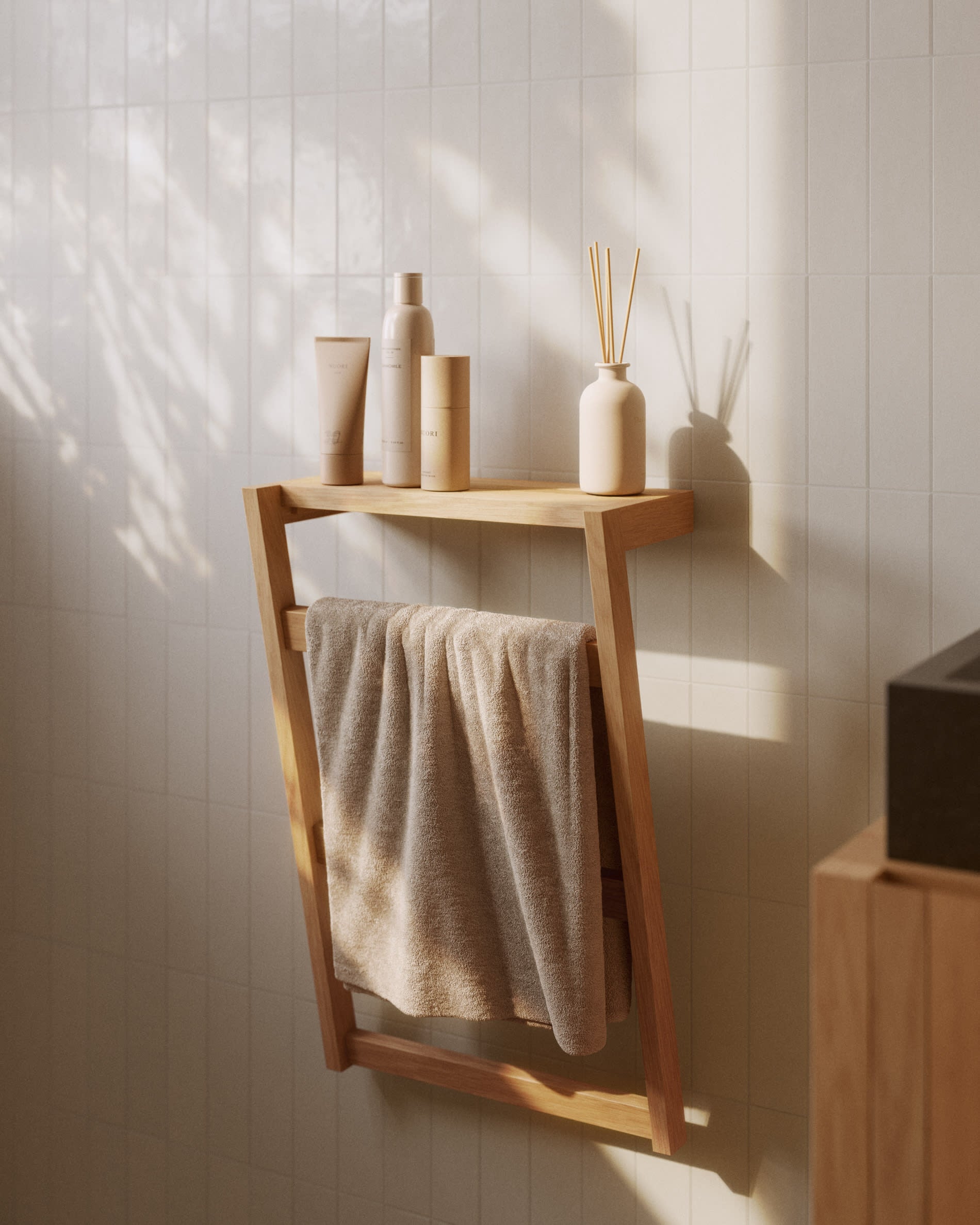 Eleganter Kuveni Handtuchhalter von Kave Home, 40x63 cm, modernes Design, perfekt für stilvolle und praktische Badezimmerorganisation.