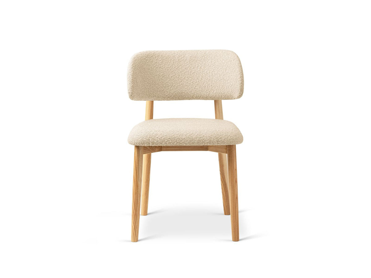 Zwei Boucle-Stühle Evan in Beige mit Buchenholz-Beinen, strukturiertem Bouclé-Bezug und gepolsterter Sitzfläche vor neutralem Hintergrund.