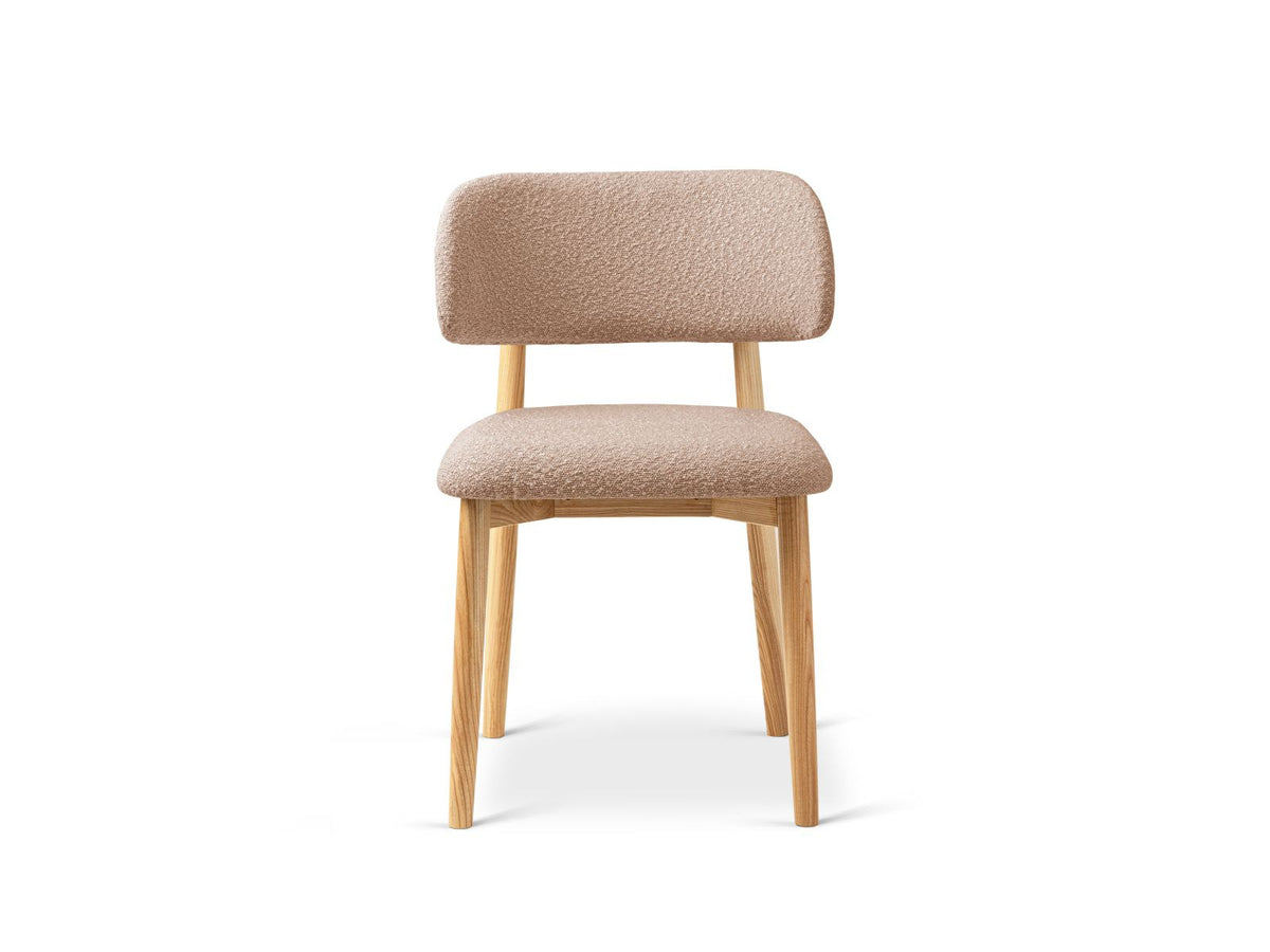 Zwei Boucle-Stühle Evan in Beige mit Buchenholz-Beinen, strukturiertem Bouclé-Bezug und gepolsterter Sitzfläche vor neutralem Hintergrund.
