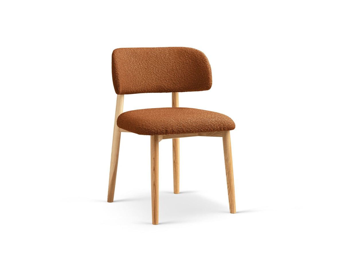 Zwei Boucle-Stühle Evan in Beige mit Buchenholz-Beinen, strukturiertem Bouclé-Bezug und gepolsterter Sitzfläche vor neutralem Hintergrund.