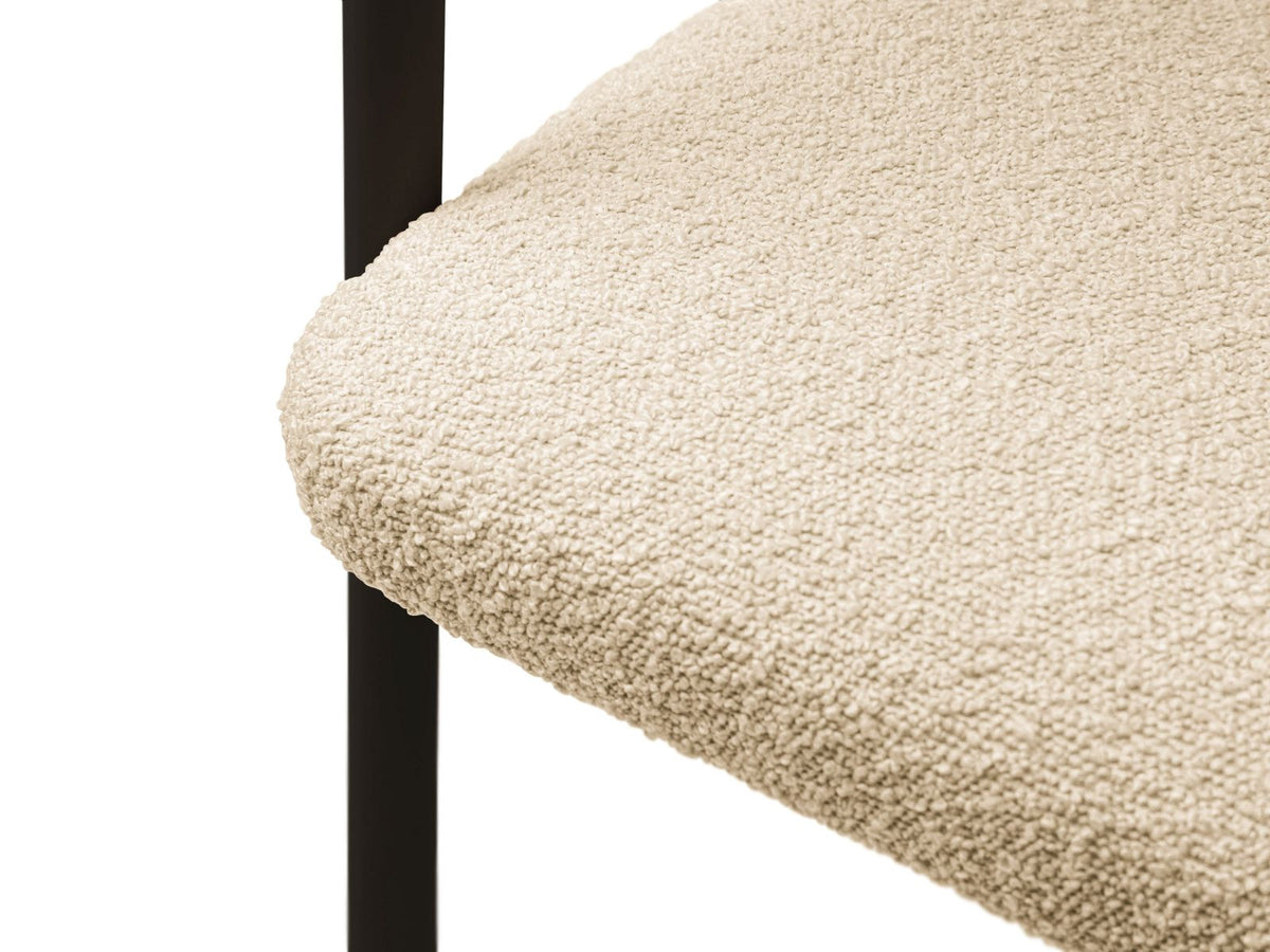 Zwei Bouclé-Stühle in Beige mit Buchenholzgestell, gepolstertem Sitz und Stahlbeinen, Serie Lea von Cosmopolitan Design, Sitzhöhe 46 cm.