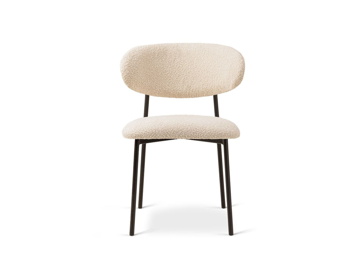 Zwei Bouclé-Stühle der Serie Nina in Beige mit Buchenholzgestell und schwarzen Stahlbeinen, gepolsterter Rückenlehne, freigestellt auf weissem Hintergrund.