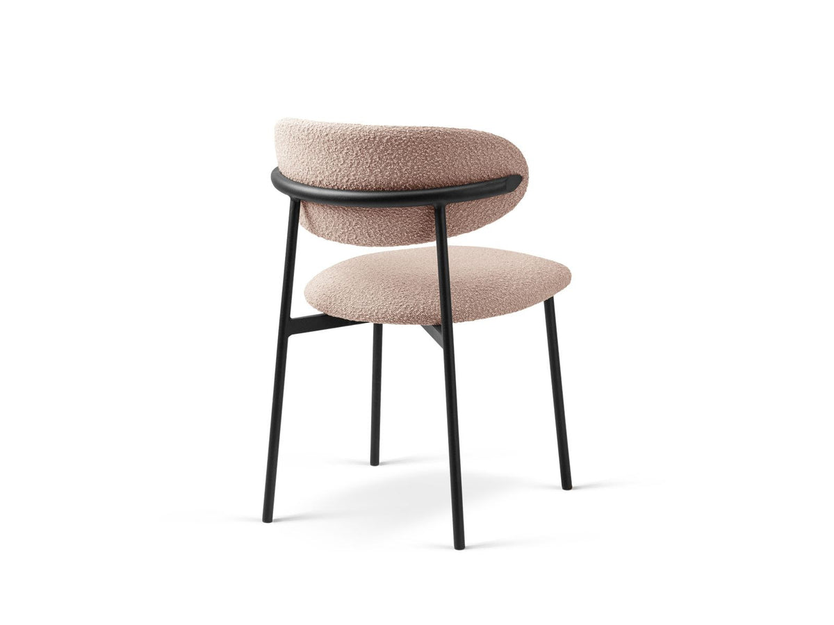 Zwei Bouclé-Stühle der Serie Nina in Beige mit Buchenholzgestell und schwarzen Stahlbeinen, gepolsterter Rückenlehne, freigestellt auf weissem Hintergrund.