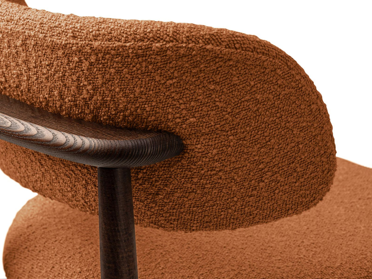 Zwei Boucle-Stühle Evan in Beige mit Buchenholz-Beinen, strukturiertem Bouclé-Bezug und gepolsterter Sitzfläche vor neutralem Hintergrund.