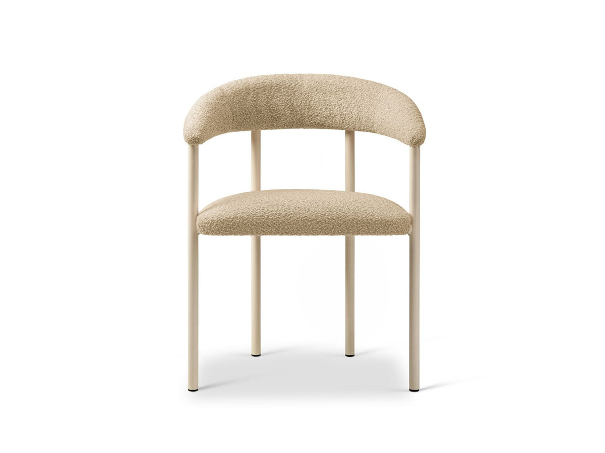 Zwei Bouclé-Stühle in Beige mit Buchenholzgestell, gepolstertem Sitz und Stahlbeinen, Serie Lea von Cosmopolitan Design, Sitzhöhe 46 cm.