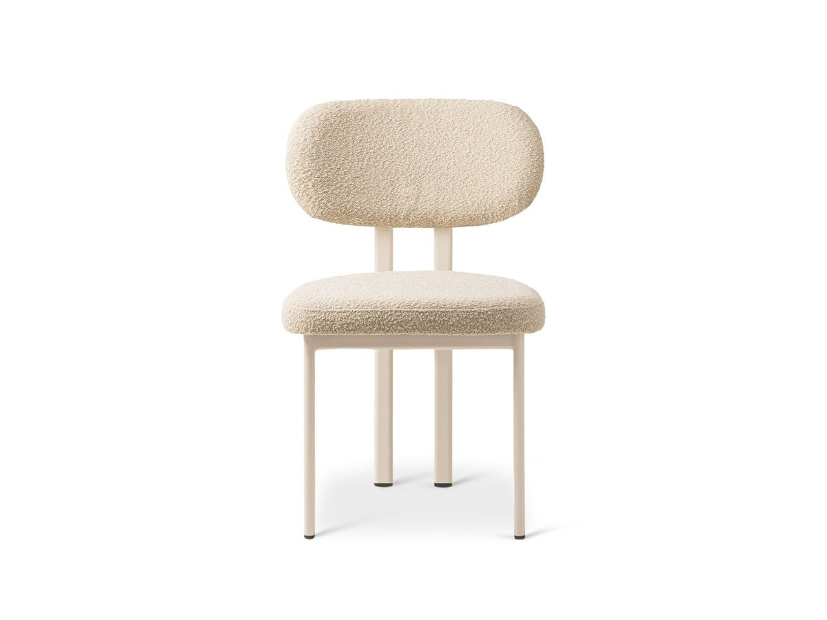 Zwei Bouclé-Stühle mit strukturiertem Stoffbezug, Sitzfläche aus Massivholz Buche und Sperrholz sowie Beinen aus Stahl, Farbe White-Baloo.