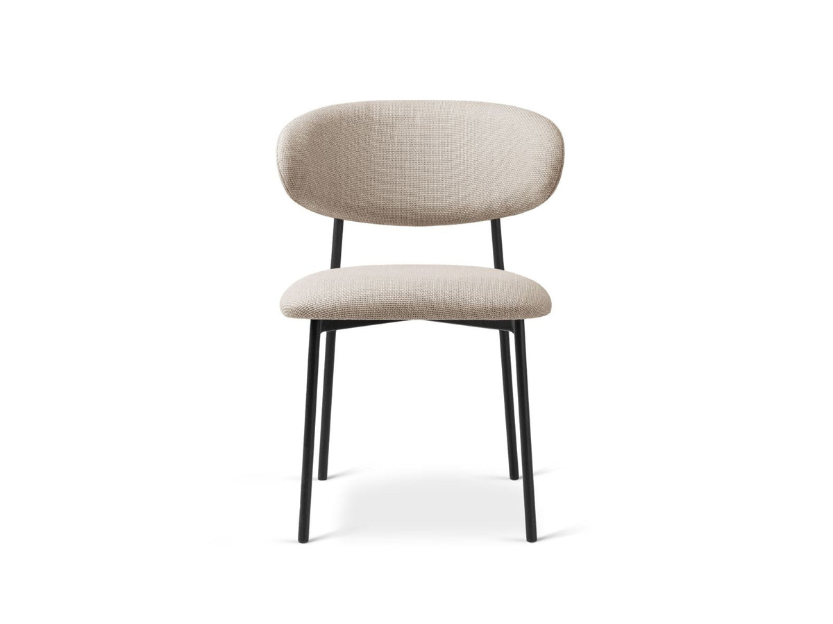 Zwei Stühle aus Massivholz Buche mit Stahlbeinen, Sitzfläche und Rückenlehne mit strukturiertem Stoff Bjorn in Beige, Ansicht von vorne.