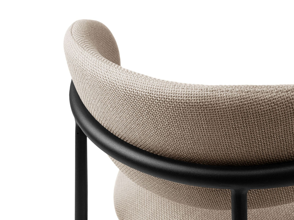 Zwei Stühle aus Massivholz Buche mit Stahlbeinen, Sitzfläche und Rückenlehne mit strukturiertem Stoff Bjorn in Beige, Ansicht von vorne.