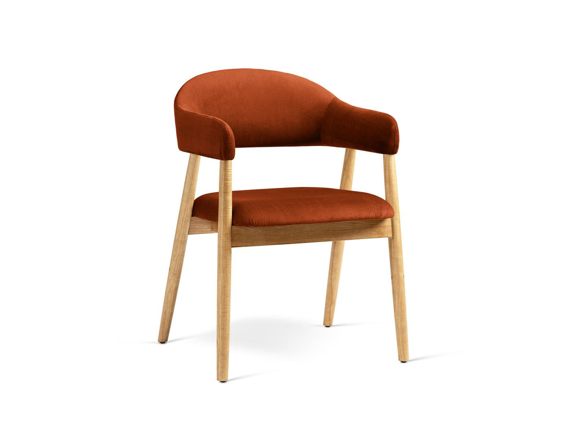 Zwei Samtstühle Adra von Cosmopolitan Design mit Buchenholzbeinen, gepolsterter Sitzfläche und Rückenlehne in Veloursstrick-Optik.