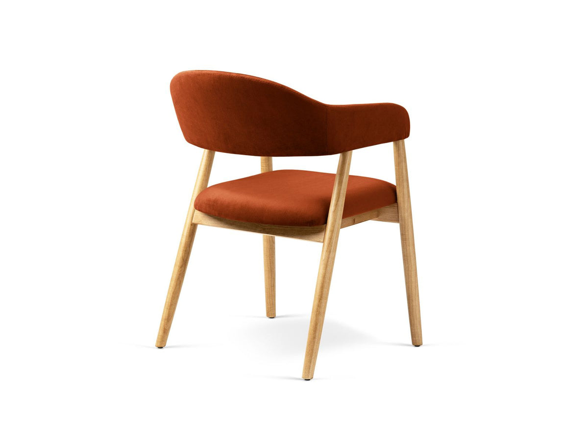 Zwei Samtstühle Adra von Cosmopolitan Design mit Buchenholzbeinen, gepolsterter Sitzfläche und Rückenlehne in Veloursstrick-Optik.