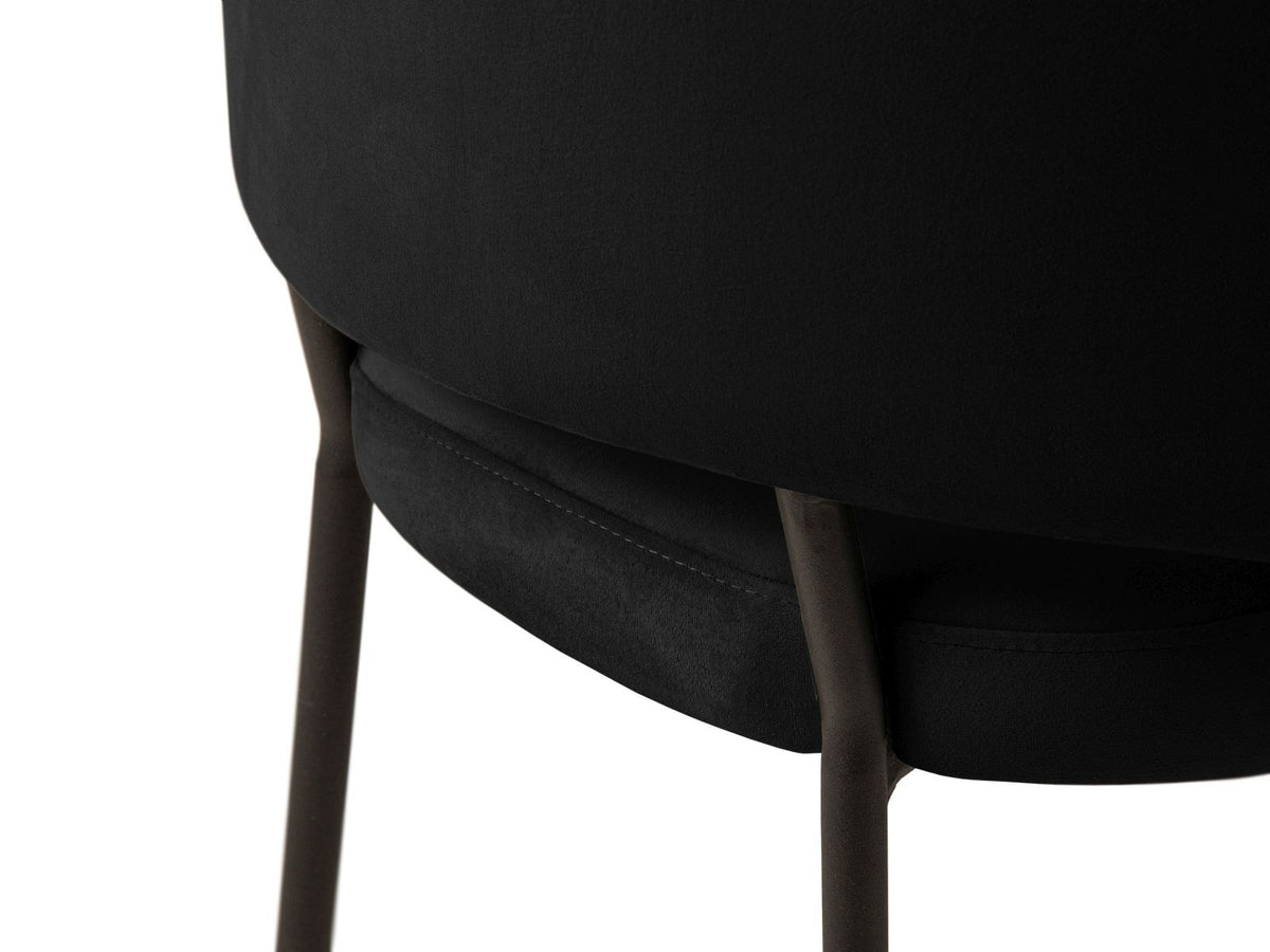Zwei Samt-Stühle der Serie Dora in Black-Magic Velvet mit Buchenholzgestell und Stahlbeinen, Sitzfläche gepolstert.