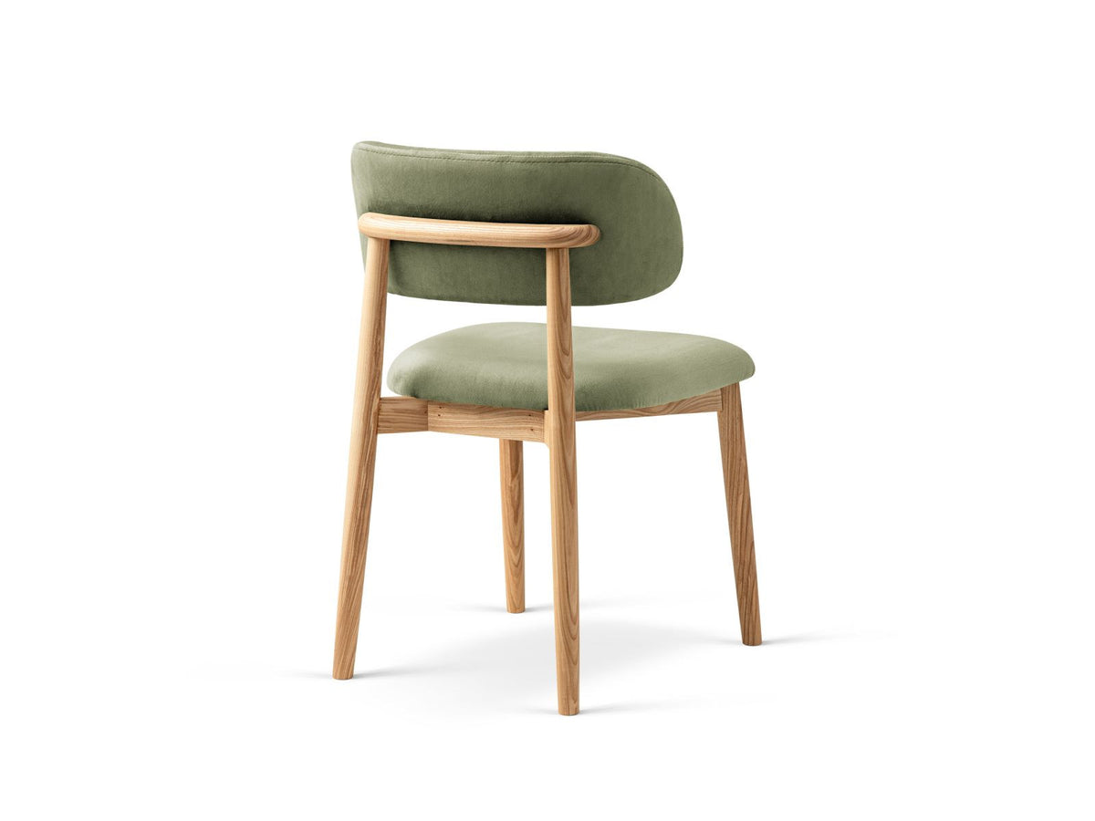 Zwei Samt-Stühle in Grün (Green-Magic Velvet) mit Buchenholzbeinen, gepolsterter Sitzfläche und Rückenlehne, Ansicht von vorne.