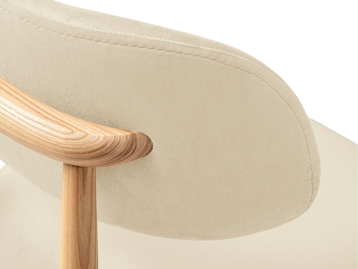 Zwei Samt-Stühle in Grün (Green-Magic Velvet) mit Buchenholzbeinen, gepolsterter Sitzfläche und Rückenlehne, Ansicht von vorne.