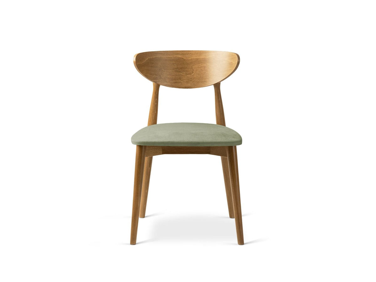Zwei Leon Stühle mit Samtbezug in Almond Beige, Buchenholz-Beinen und gepolsterter Rückenlehne, Frontalansicht auf hellem Hintergrund.