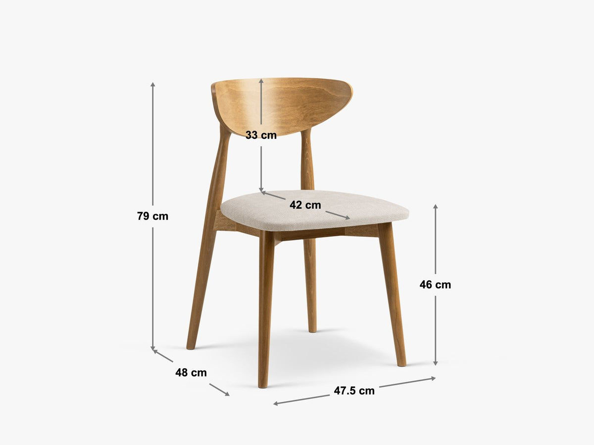 Zwei Leon Stühle mit Samtbezug in Almond Beige, Buchenholz-Beinen und gepolsterter Rückenlehne, Frontalansicht auf hellem Hintergrund.