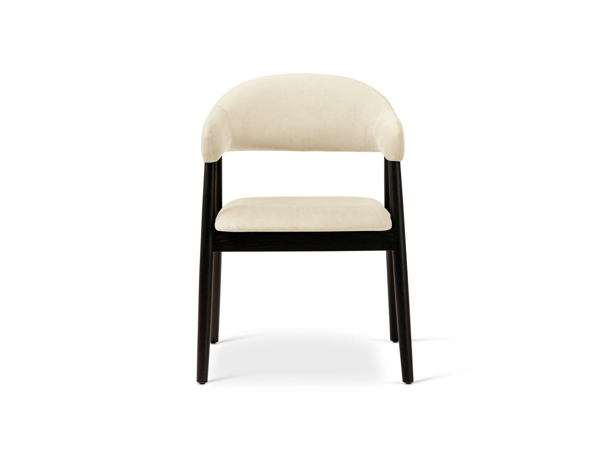 Zwei Samtstühle Adra von Cosmopolitan Design mit Buchenholzbeinen, gepolsterter Sitzfläche und Rückenlehne in Veloursstrick-Optik.