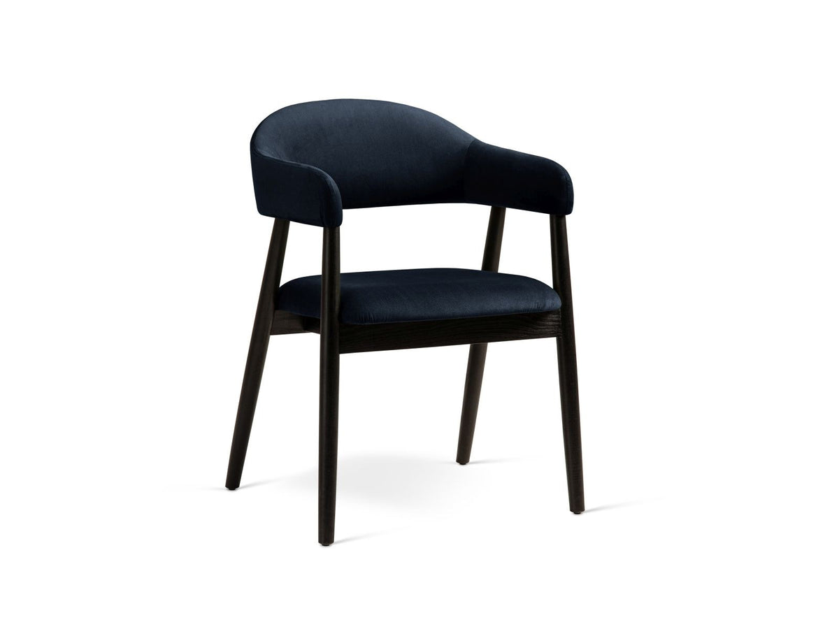 Zwei Samtstühle Adra von Cosmopolitan Design mit Buchenholzbeinen, gepolsterter Sitzfläche und Rückenlehne in Veloursstrick-Optik.