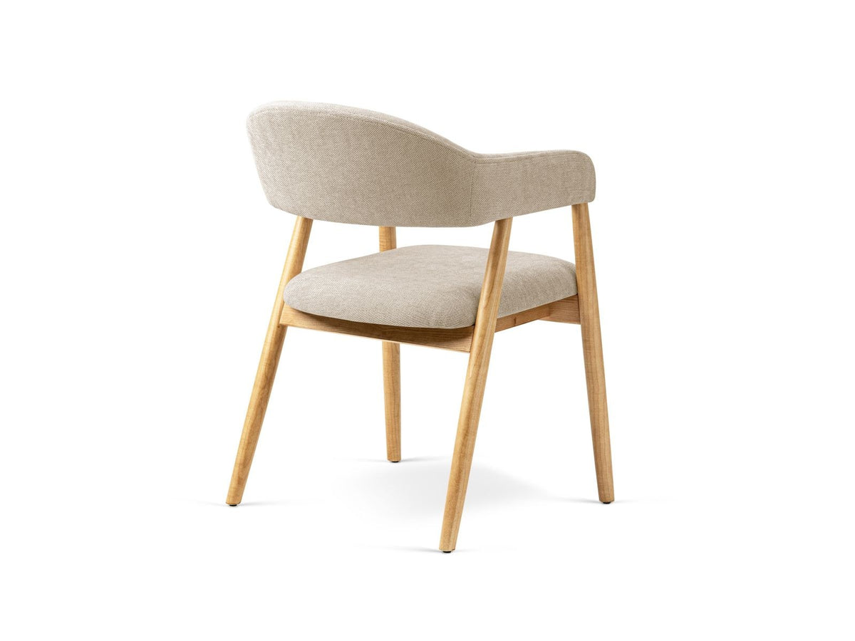 Zwei Esszimmerstühle Adra mit Buchenholzbeinen und Sitzfläche aus Chenille-Stoff Rebel in Beige, moderne Karostruktur mit Flor.