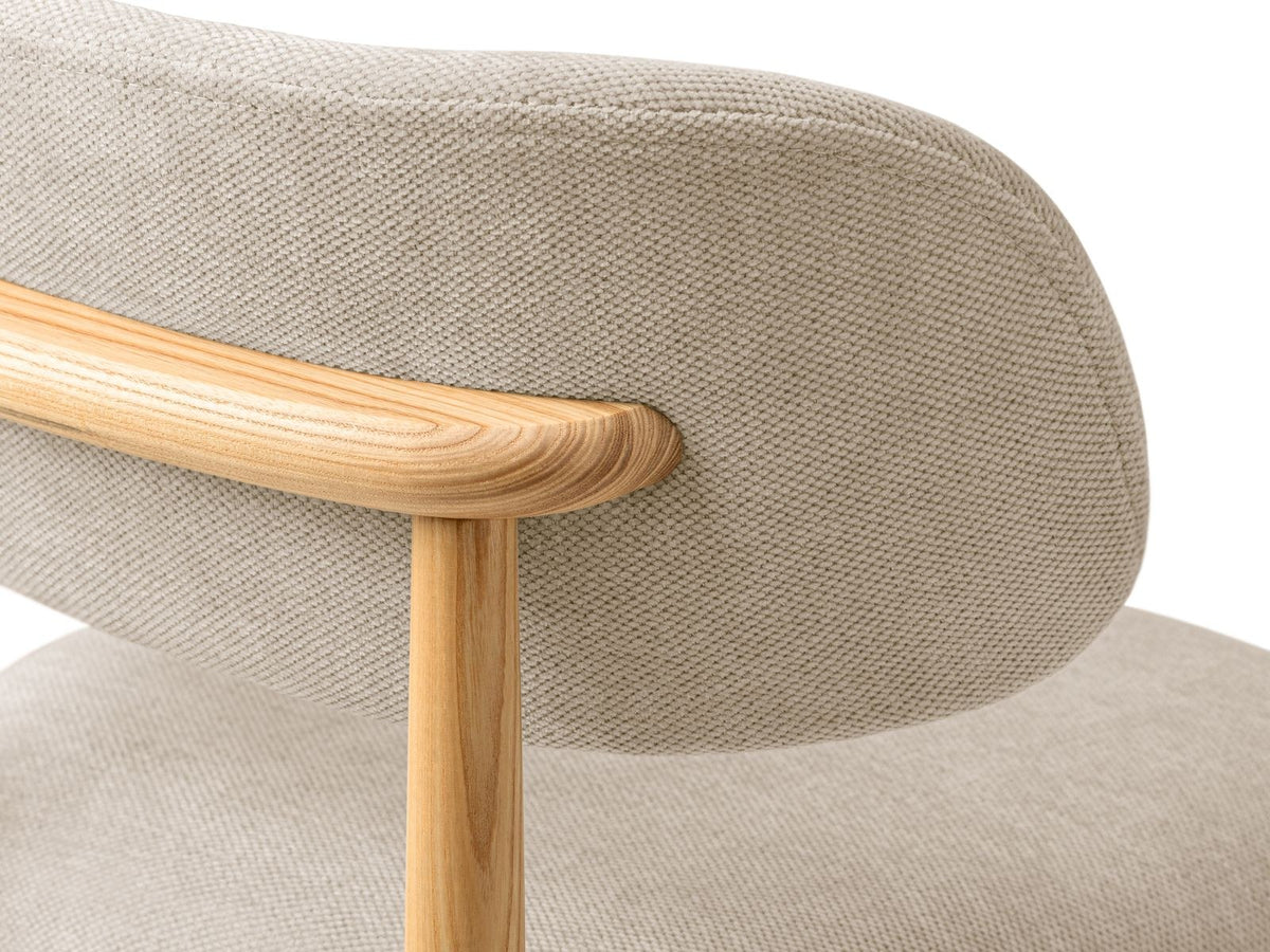 Zwei Stühle Evan mit Gestell aus Buchenholz und Sitzpolster in Chenille-Stoff Rebel, Farbe Beige, montierte Holzbeine, moderne Form.