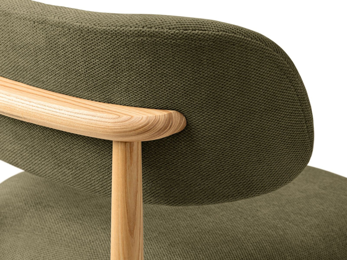 Zwei Stühle Evan mit Gestell aus Buchenholz und Sitzpolster in Chenille-Stoff Rebel, Farbe Beige, montierte Holzbeine, moderne Form.