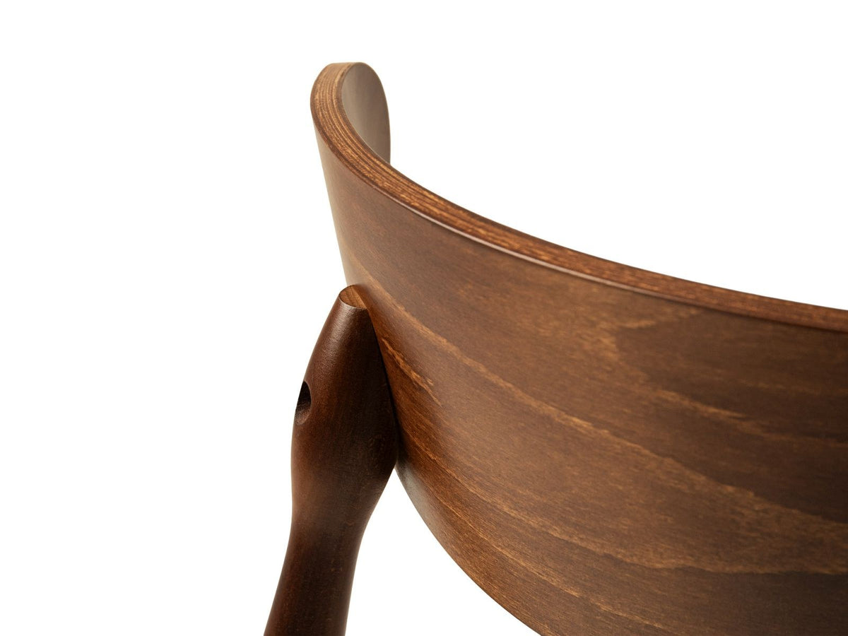 Zwei Stühle aus Massivholz Buche mit gepolstertem Sitz und Rückenlehne in beigem Chenille-Stoff, schlichtes Gestell mit vier Holzbeinen.