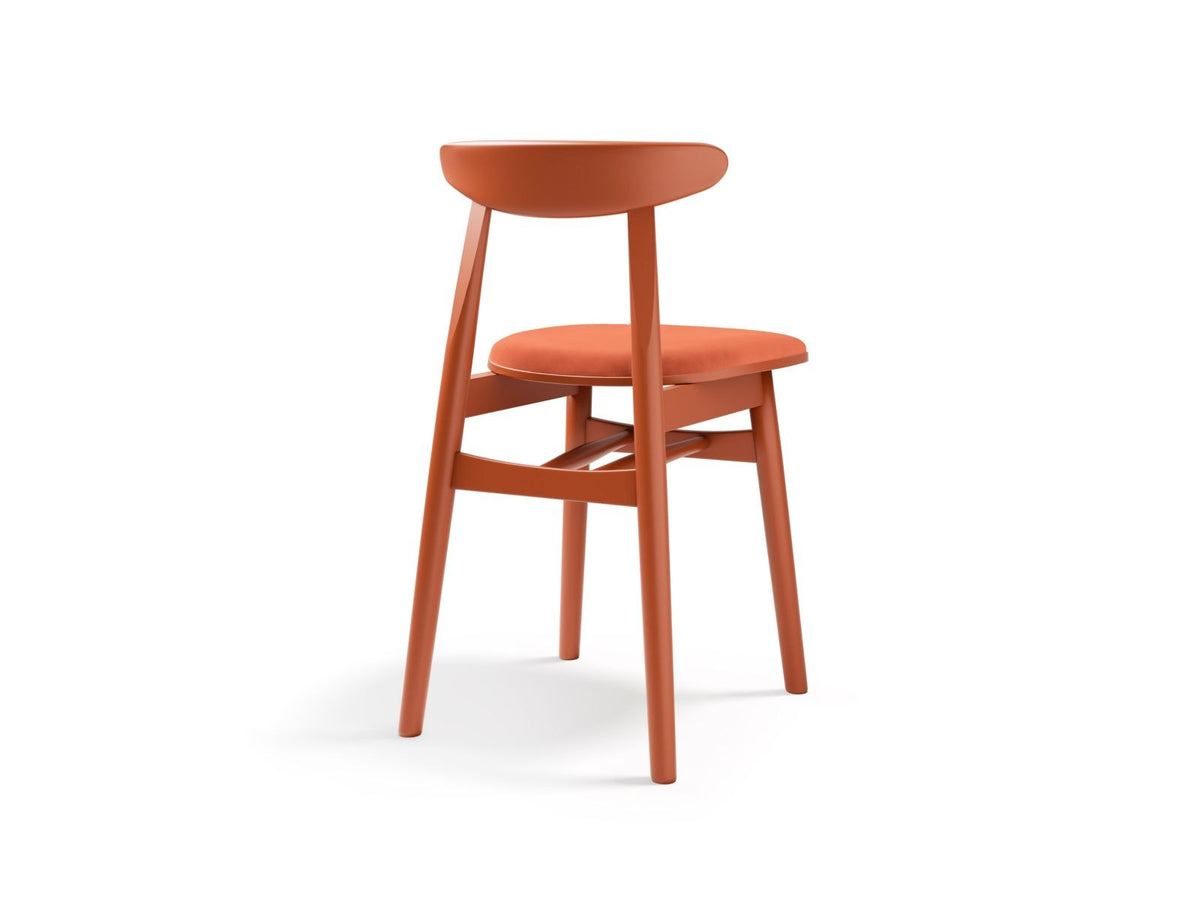 Zwei Sessel der Serie Bony mit Samtbezug in Coral-Venus, Gestell aus Massivholz Buche, Beine aus Buchenholz, Sitzhöhe 46 cm, Rückenlehne 33 cm hoch.