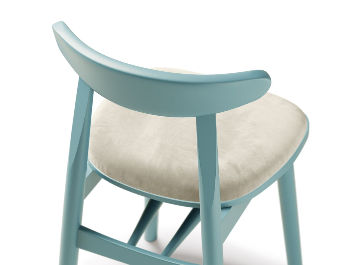 Zwei Sessel der Serie Bony mit Samtbezug in Coral-Venus, Gestell aus Massivholz Buche, Beine aus Buchenholz, Sitzhöhe 46 cm, Rückenlehne 33 cm hoch.