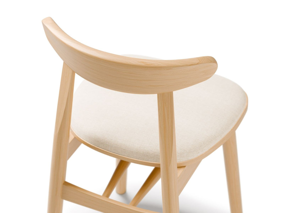 Zwei Stühle des Modells Bony aus Massivholz Buche mit gepolstertem Sitz und Rückenlehne in mint-farbenem Stoff, Beine aus Buchenholz.