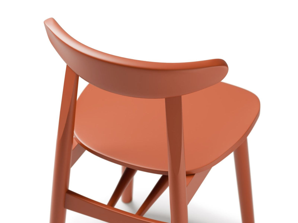 Zwei Stühle des Sets Elie von Cosmopolitan Design aus Buche-Massivholz mit Sperrholzsitz, Farbe Flamingo-Wood, Holzbeine bereits montiert.
