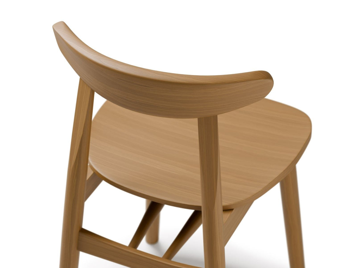 Zwei Stühle des Sets Elie von Cosmopolitan Design aus Buche-Massivholz mit Sperrholzsitz, Farbe Flamingo-Wood, Holzbeine bereits montiert.