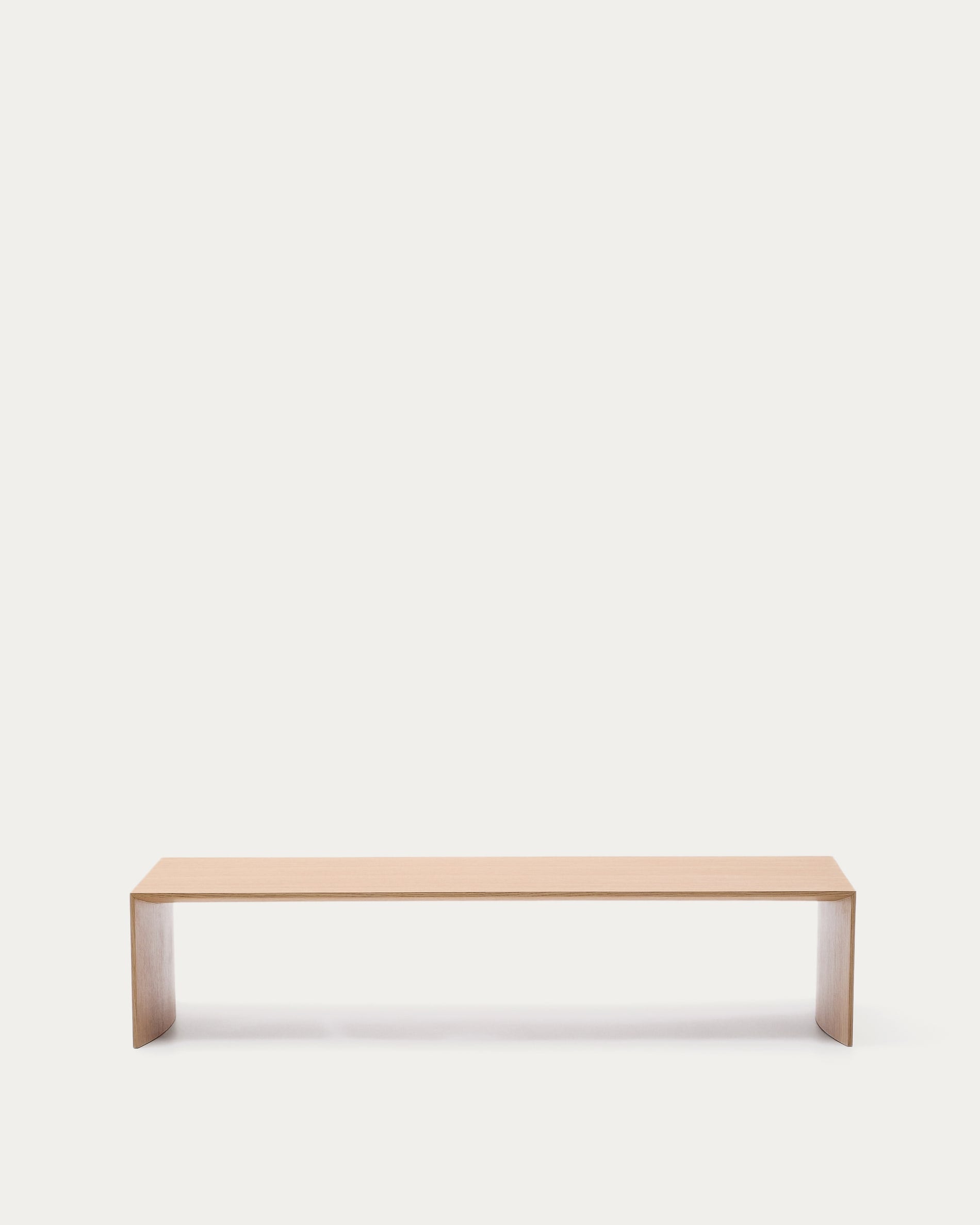 Eleganter Couchtisch Litto aus Eichenfurnier, 140x70 cm, naturfarbenes Finish, zeitloses Design, vielseitig und stilvoll.