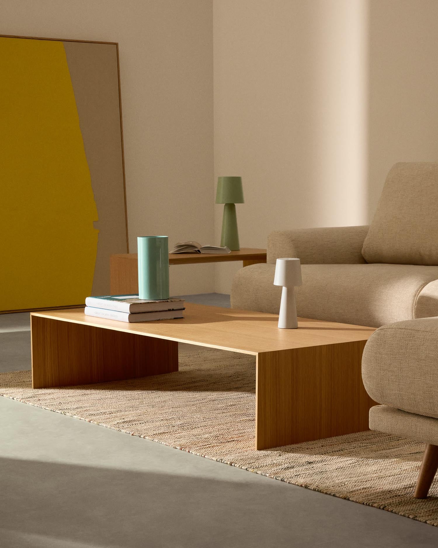 Moderner Couchtisch Litto aus Eichenfurnier, naturfarben, 140x70 cm, von Kave Home. Stilvoll und funktional für Ihr Wohnzimmer.