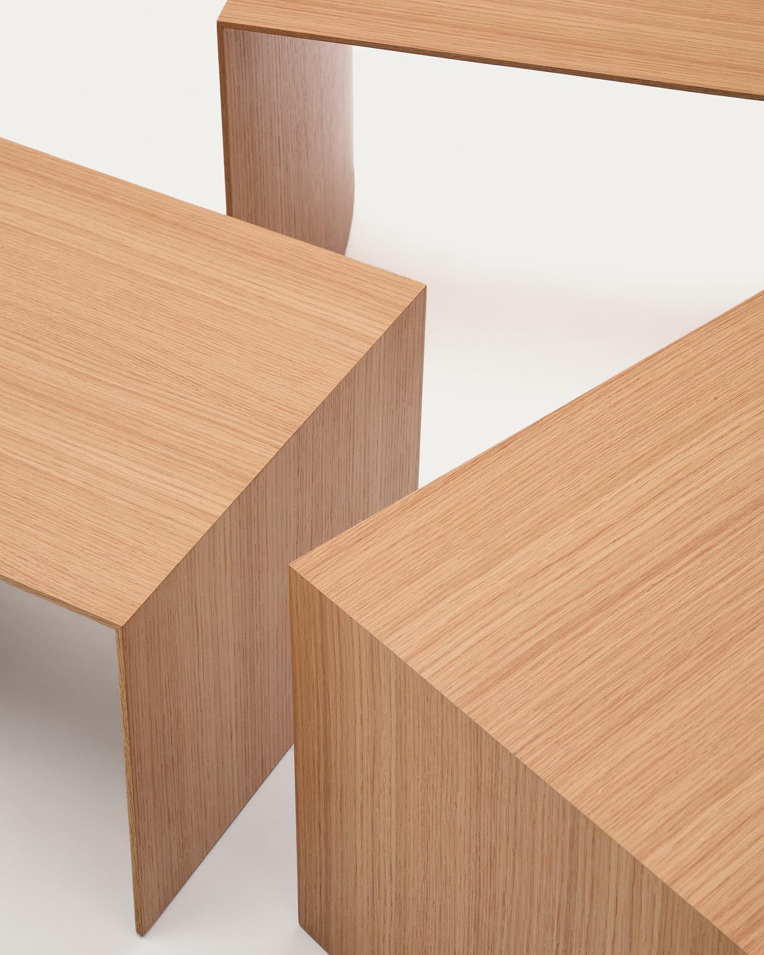 Entdecken Sie das Set Litto von Kave Home: 3 elegante Satztische aus Eichenfurnier, ideal für jeden Raum, Maße 60x40, 51x36, 42x31 cm.