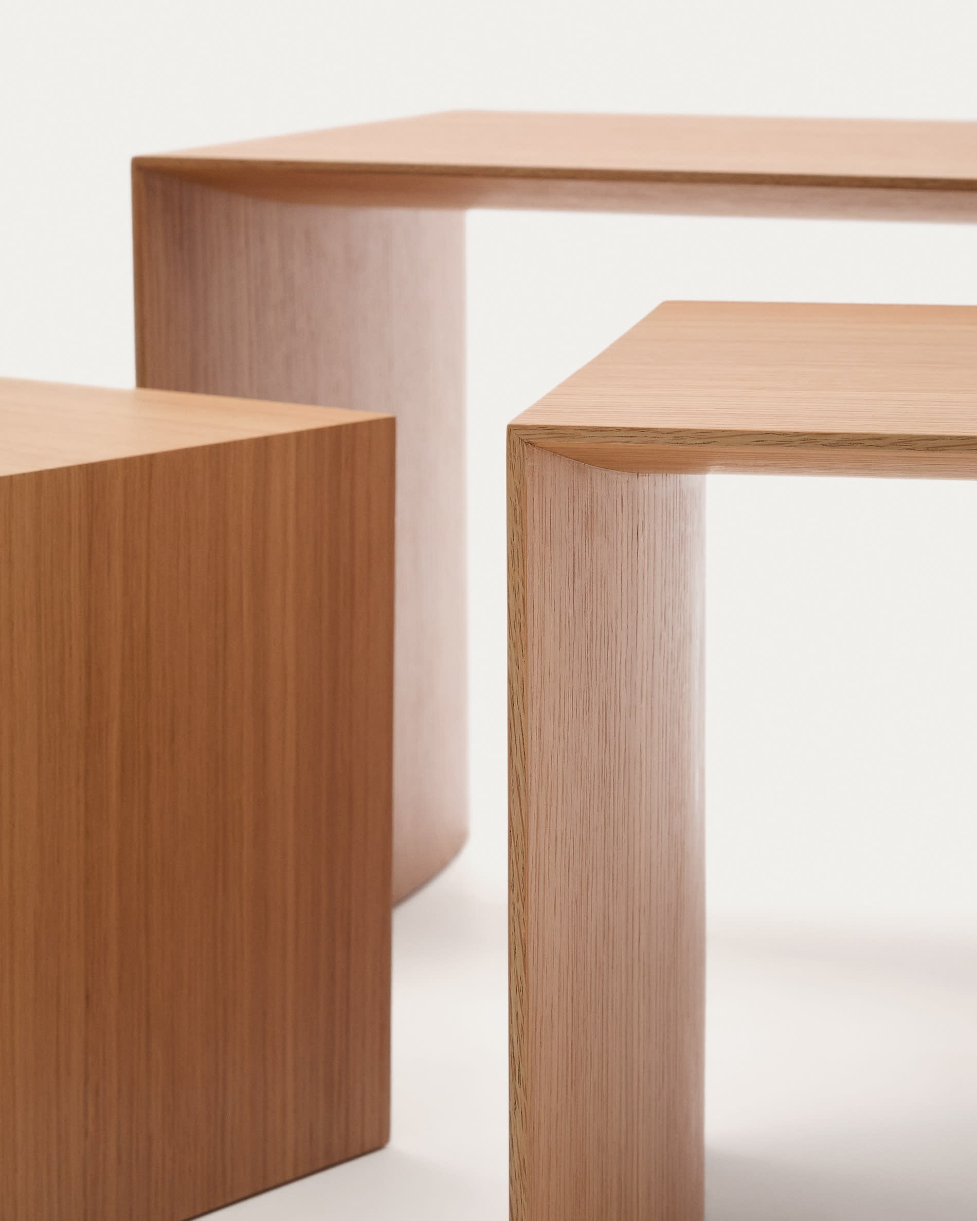 Erleben Sie das Set Litto von Kave Home: 3 stilvolle Satztische aus hochwertigem Eichenfurnier, perfekt kombinierbar und platzsparend.