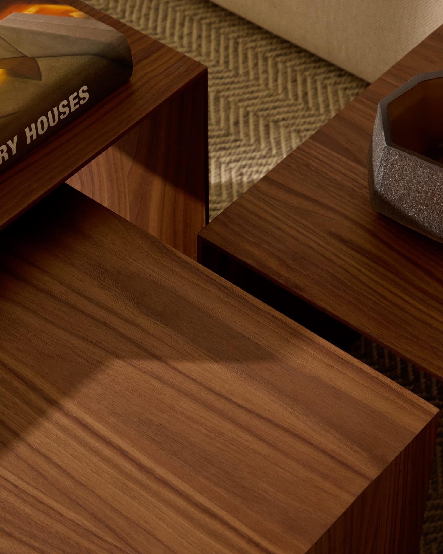 Set aus 3 stilvollen Nesttischen mit Walnussfurnier und natürlichem Finish, perfekt für moderne und praktische Wohnräume.