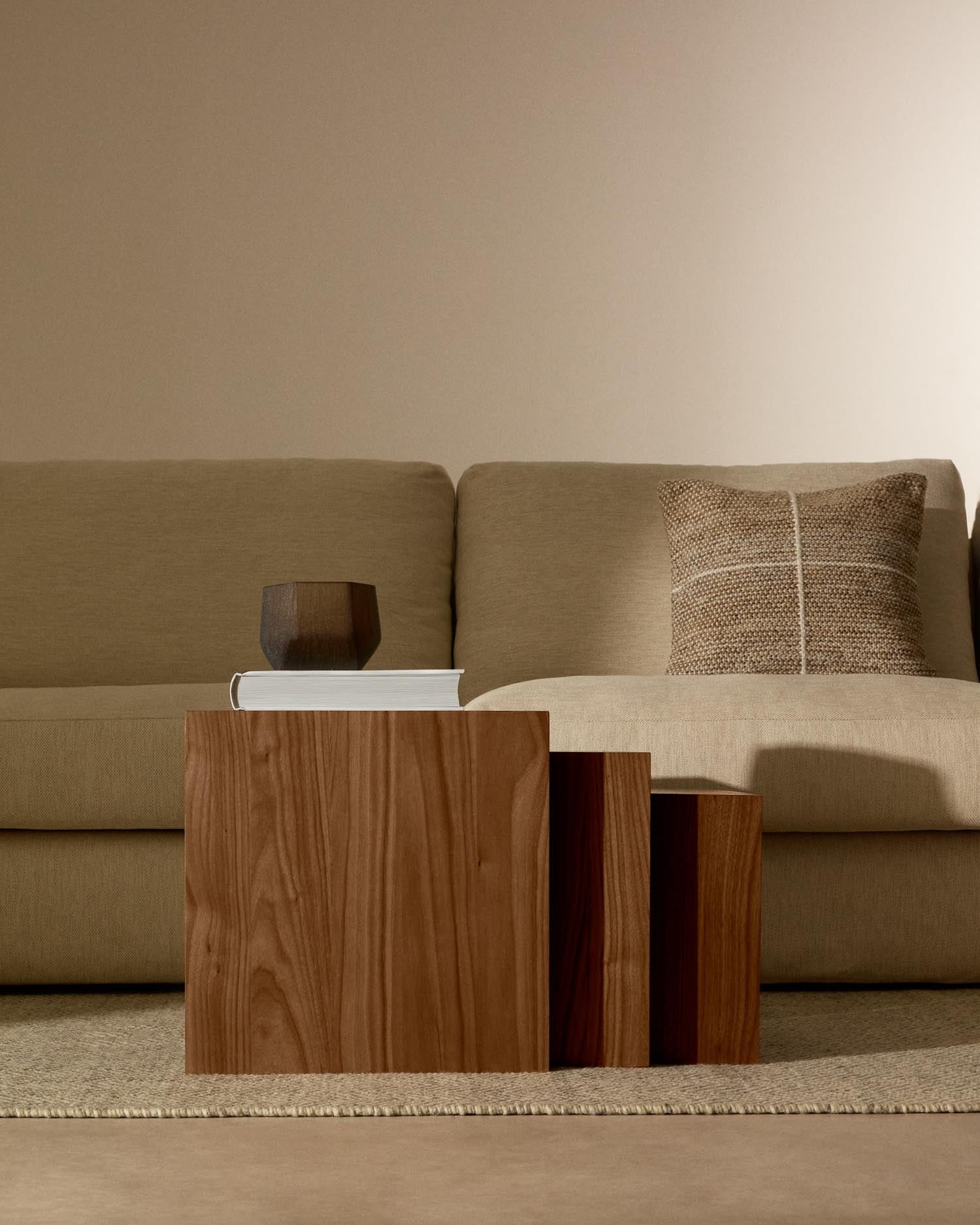 Elegantes Set aus 3 Nesttischen mit Walnussfurnier und natürlichem Finish, ideal für stilvolle und funktionale Einrichtung.