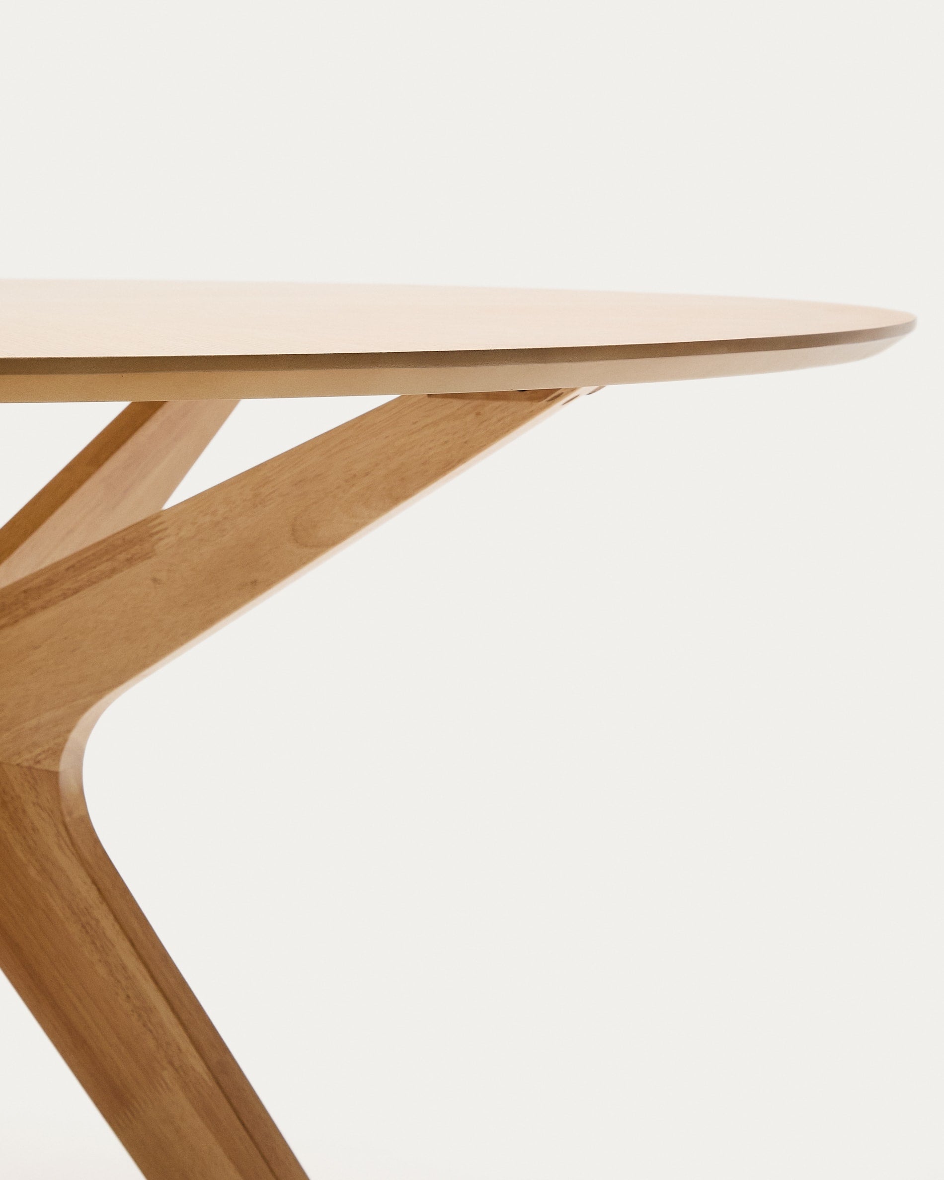 Stilvoller Naanim Tisch von Kave Home, Ø 120 cm, aus hochwertigem Eichenfurnier und Gummibaumholz, ideal für gemütliche Esszimmer.