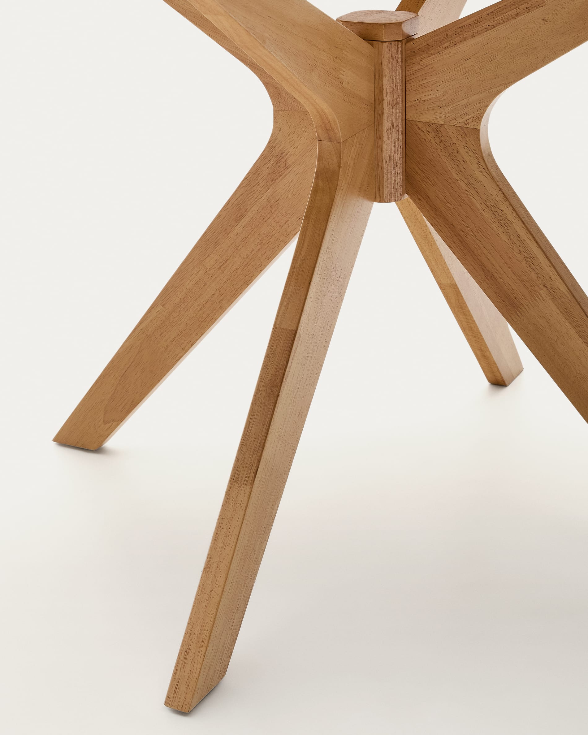 Eleganter Naanim Tisch von Kave Home, Ø 120 cm, aus nachhaltigem Eichenfurnier und robustem Gummibaumholz, perfekt für gesellige Runden.