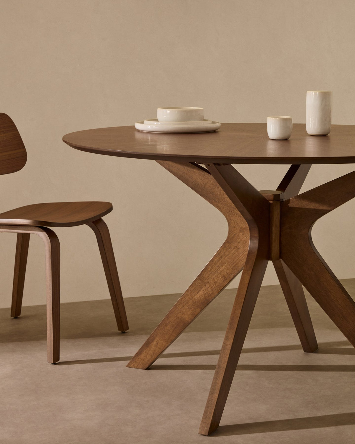 Naanim runder Tisch aus Nussholzfurnier Ø 120 cm in Dunkelbraun präsentiert im Onlineshop von KAQTU Design AG. Esstisch ist von Kave Home