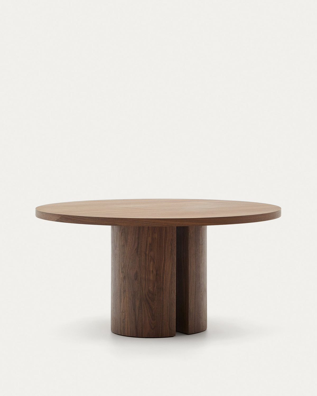 Nealy runder Tisch aus Nussbaumfurnier mit dunklem Finish Ø 150 cm in Natur präsentiert im Onlineshop von KAQTU Design AG. Esstisch ist von Kave Home