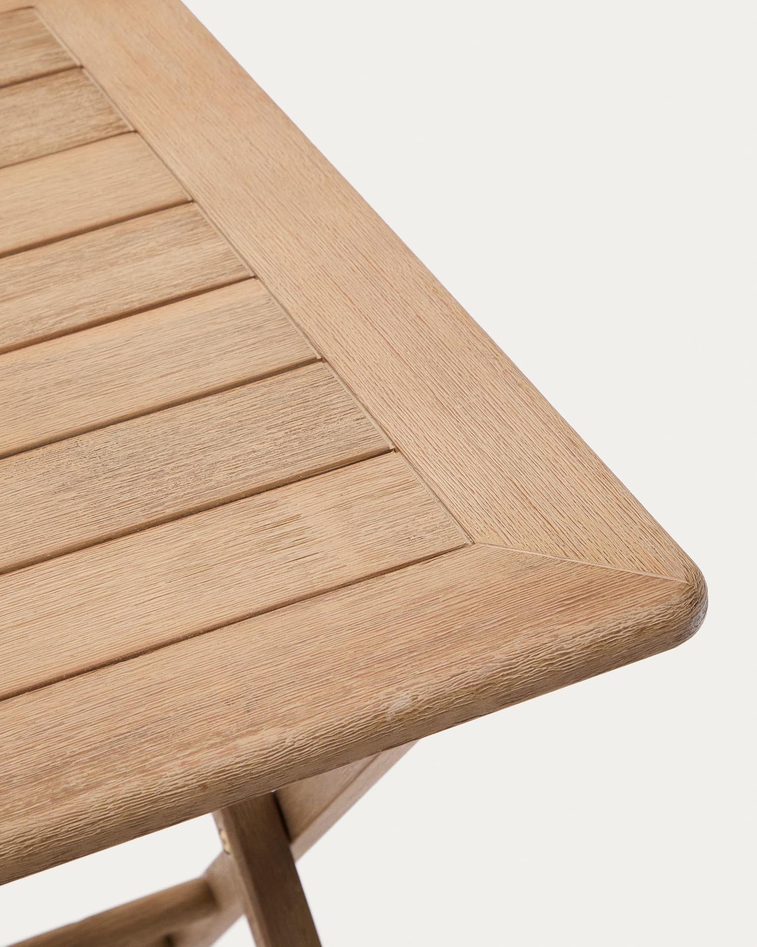 Kompakter Klapptisch Dandara aus robustem Akazienholz, 66 x 66 cm. Elegantes Design, ideal für kleine Räume und vielseitig einsetzbar.