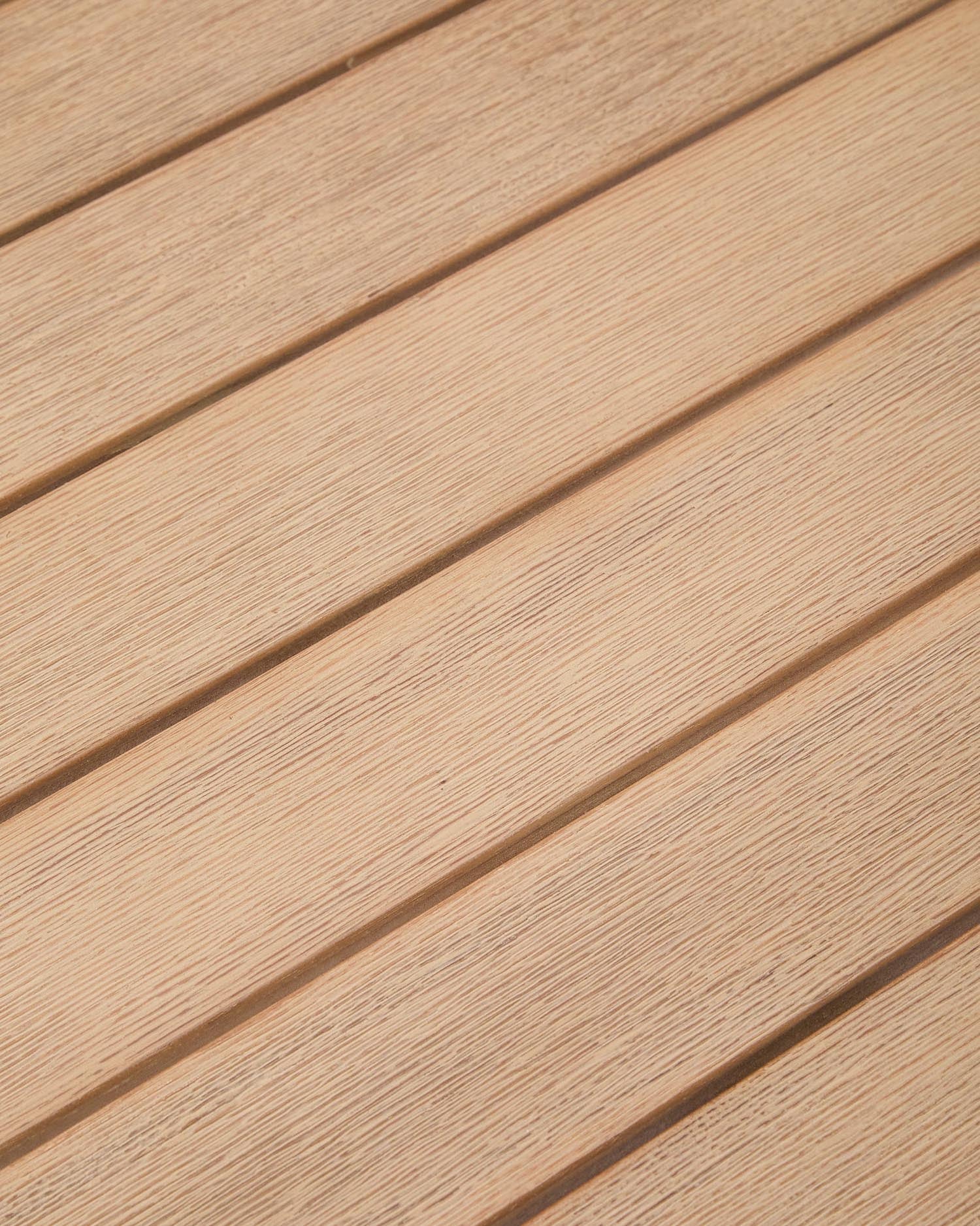 Kompakter Klapptisch Dandara aus FSC-zertifiziertem Akazienholz, 66 x 66 cm. Stabil, stilvoll und perfekt für jede Outdoor-Oase.