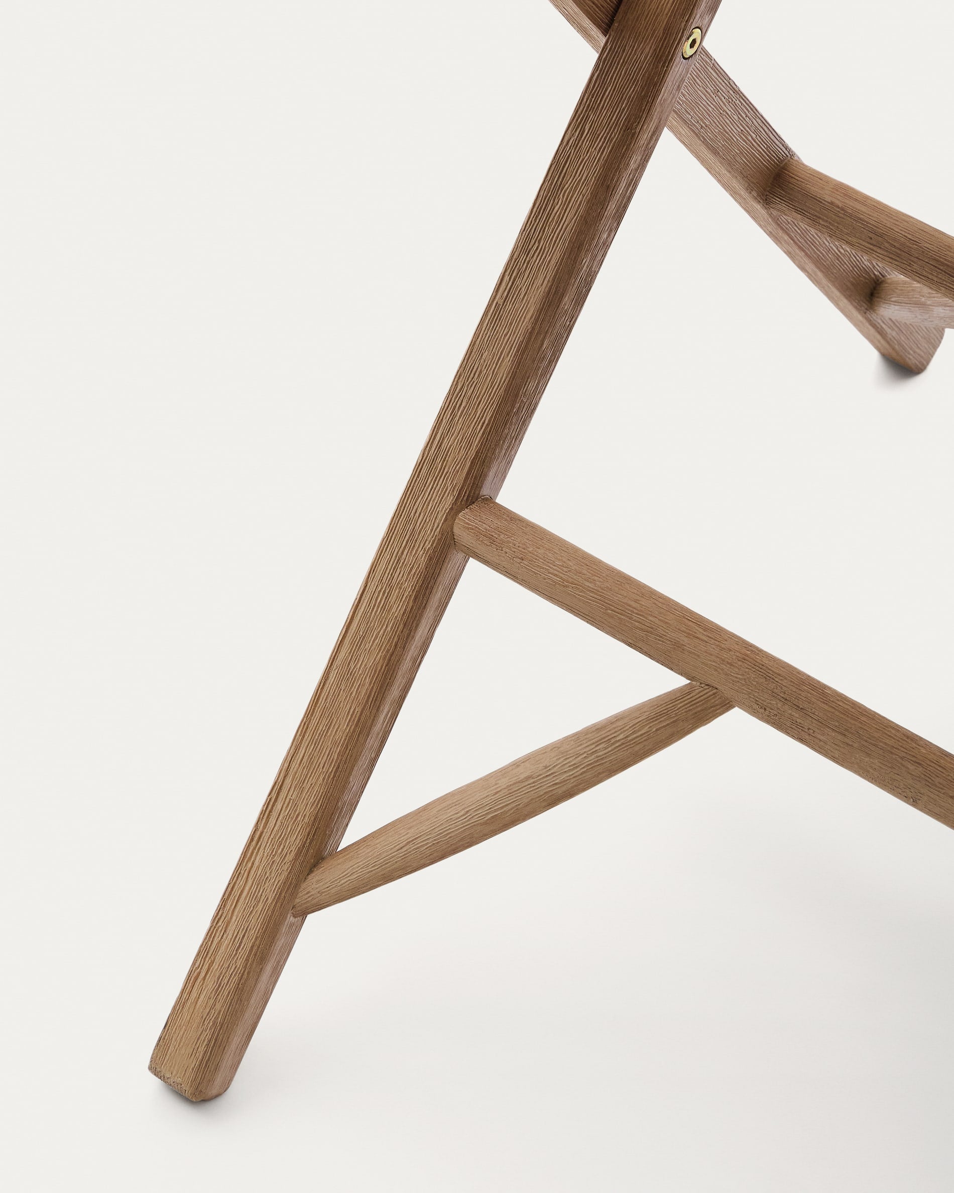 Kompakter Klapptisch Dandara aus massivem Akazienholz, 66 x 66 cm. Robust, elegant und ideal für kleine Balkone oder Terrassen.